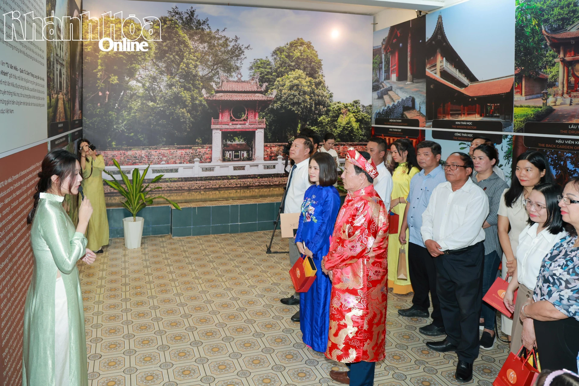 Các đại biểu nghe giới thiệu về Văn Miếu – Quốc Tử Giám.