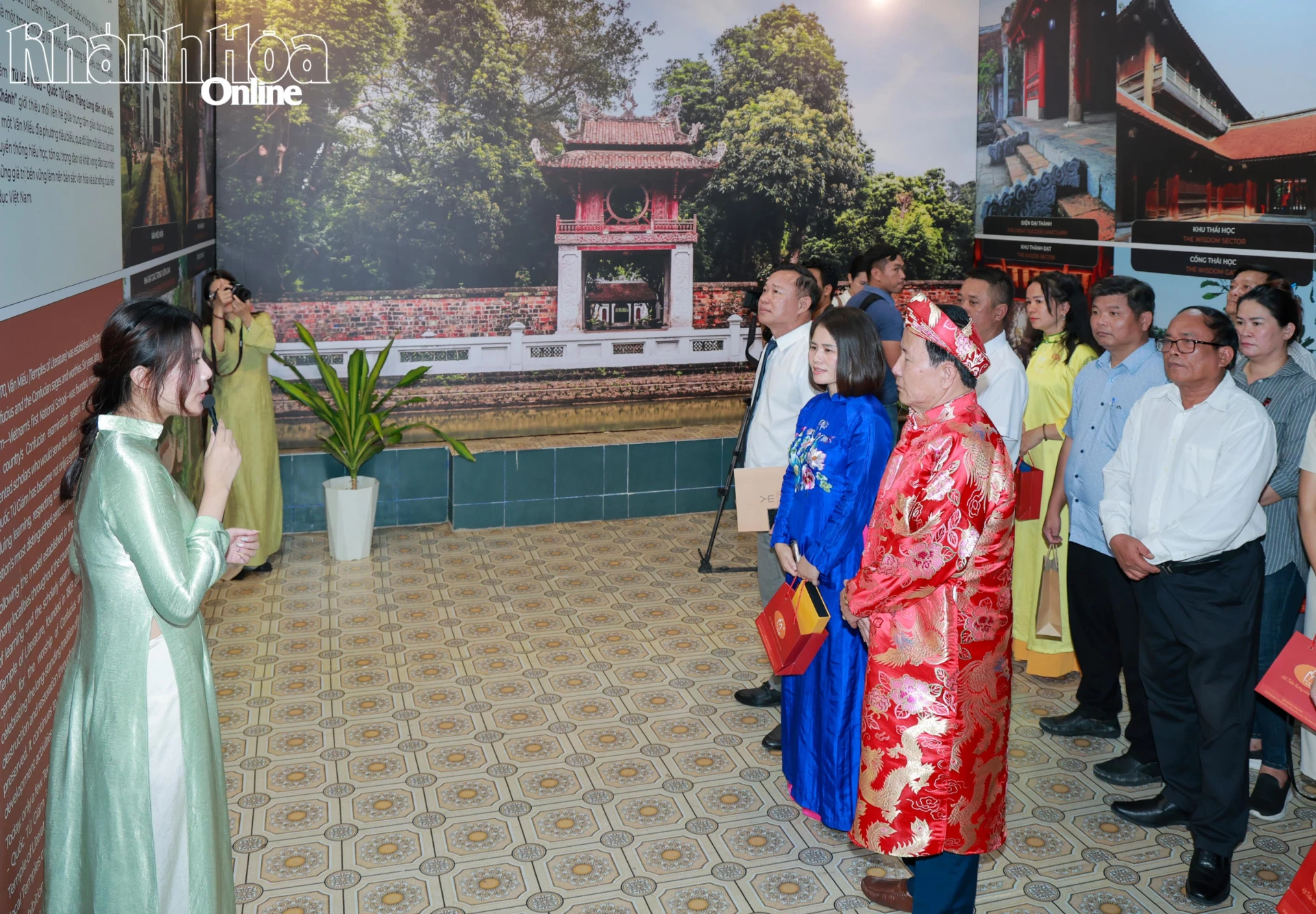 Khách tham quan nghe giới thiệu chuyên đề về Văn Miếu - Quốc Tử Giám tại Bảo tàng tỉnh cơ sở 1.