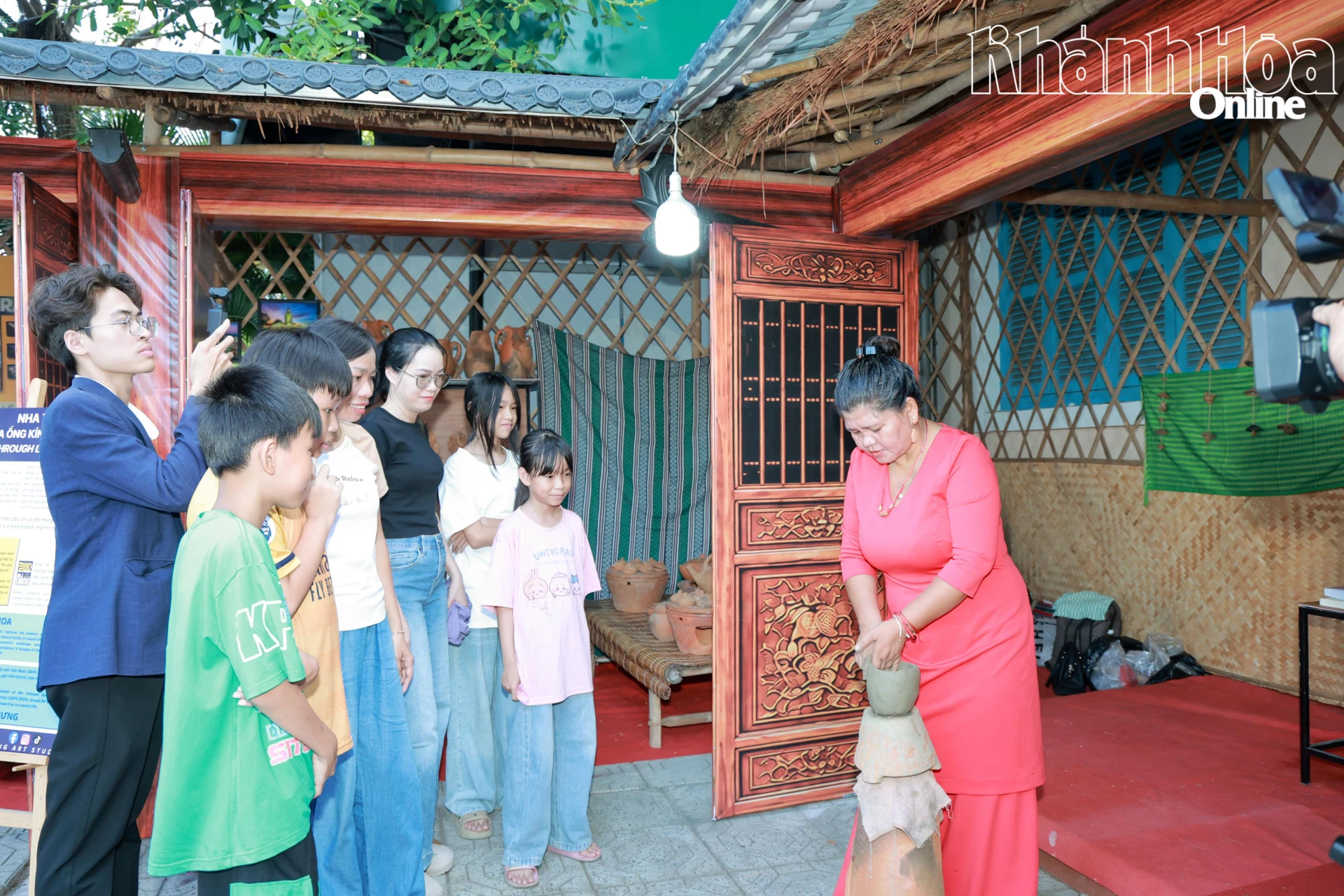 Thực hành trình diễn kỹ thuật làm gốm Chăm.
