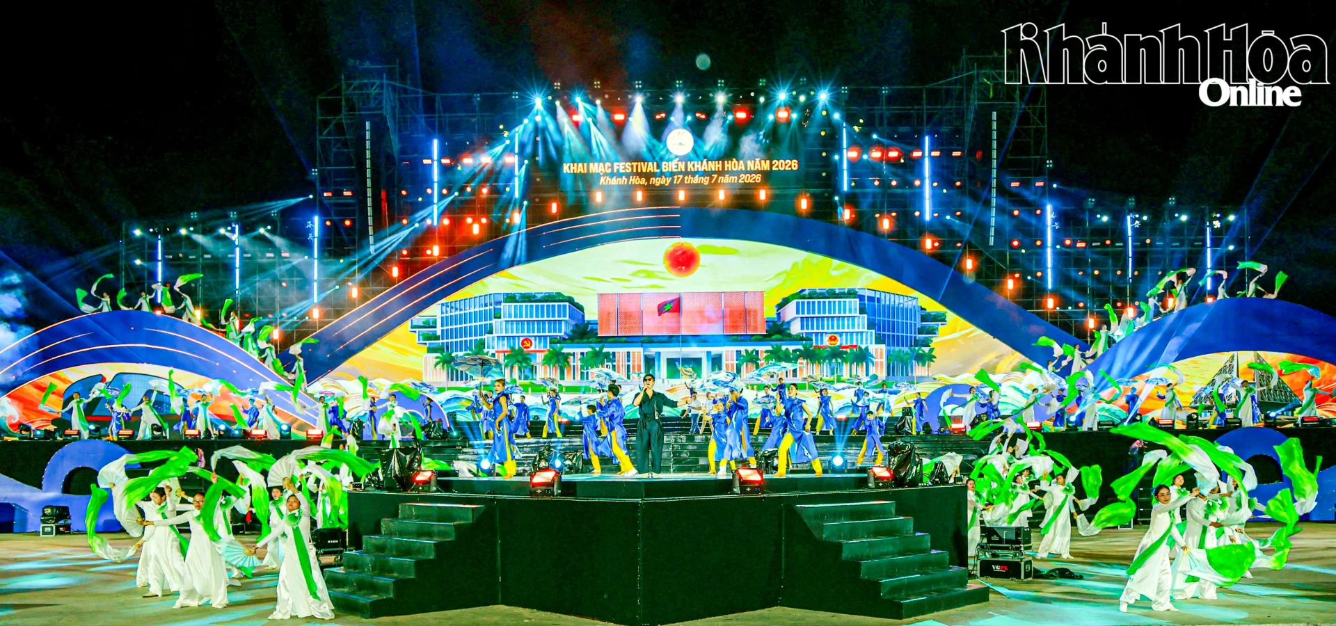 Hình ảnh sân khấu Festival Biển Khánh Hòa năm 2026 trong đêm tổng duyệt chương trình nghệ thuật lễ khai mạc Festival Biển Khánh Hòa năm 2026.