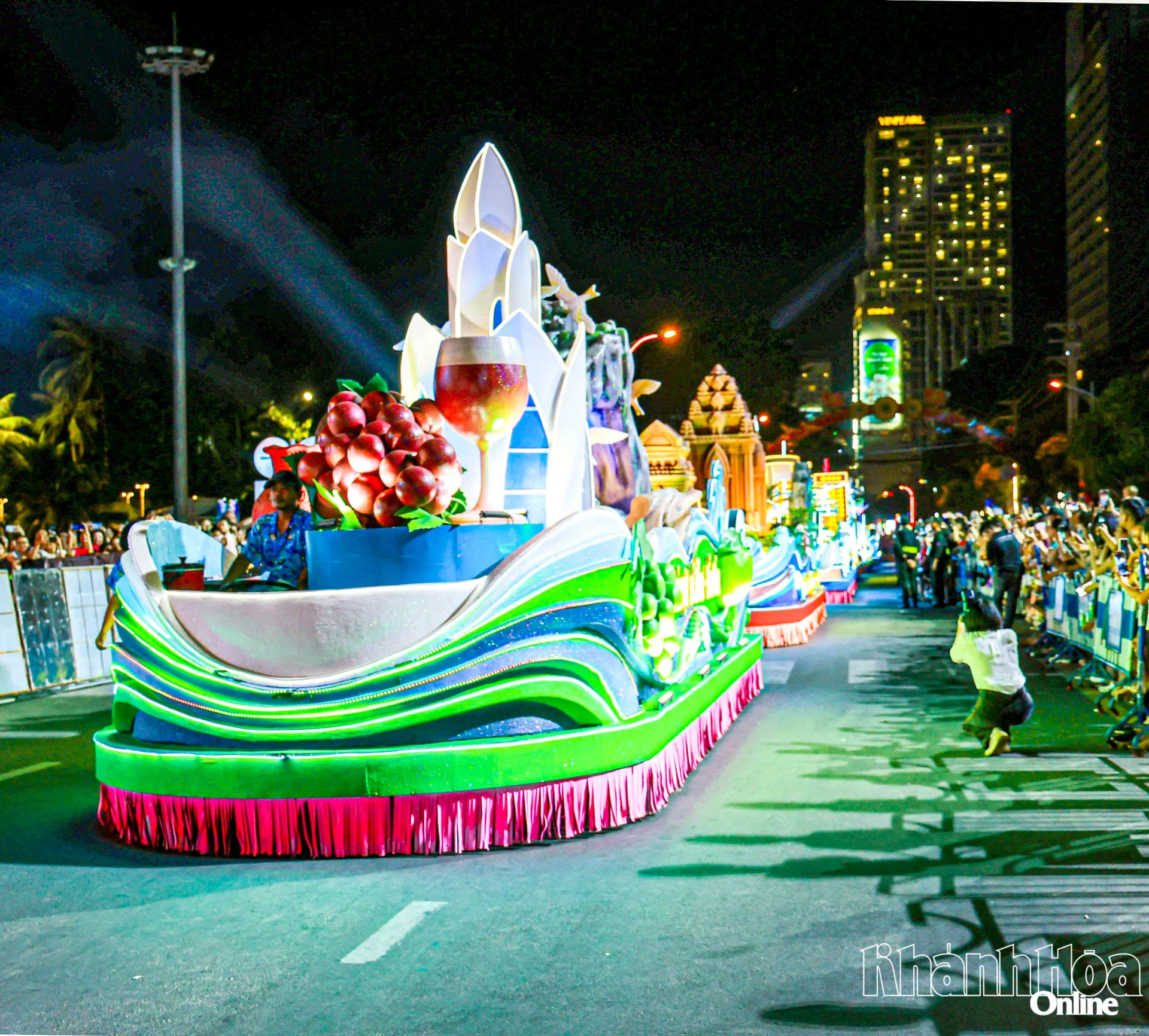 Hình ảnh xe hoa trong đêm tổng duyệt chương trình nghệ thuật lễ khai mạc Festival Biển Khánh Hòa năm 2026.