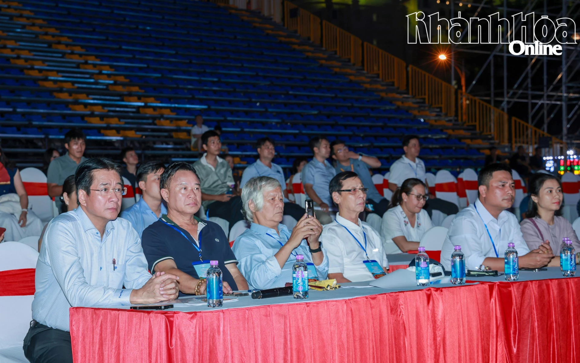 Đồng chí Nguyễn Long Biên cùng các thành viên Hội đồng nghệ thuật trong lĩnh vực nghệ thuật biểu diễn tỉnh Khánh Hòa theo dõi chương trình tổng duyệt.
