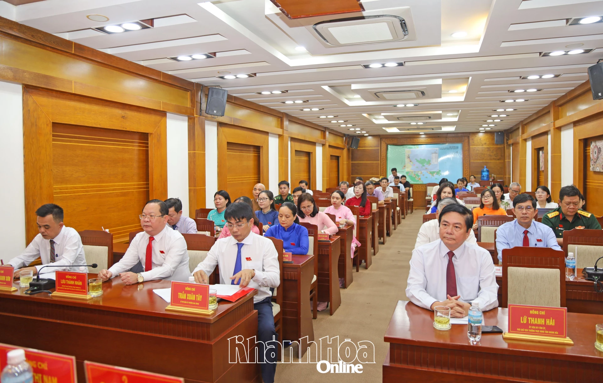 Đồng chí Lữ Thanh Hải và các đại biểu tham dự kỳ họp.