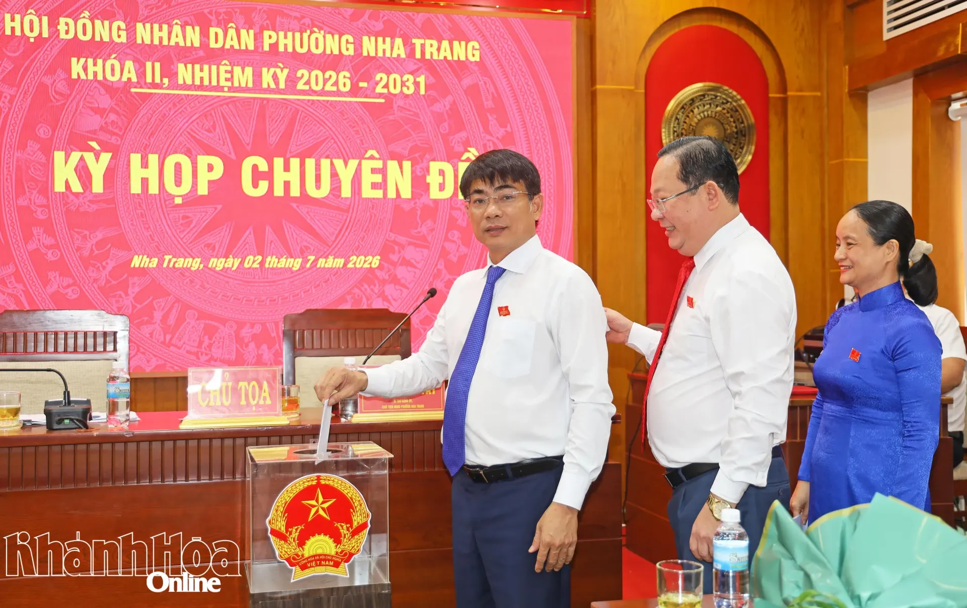 Các đại biểu bỏ phiếu bầu các chức danh.