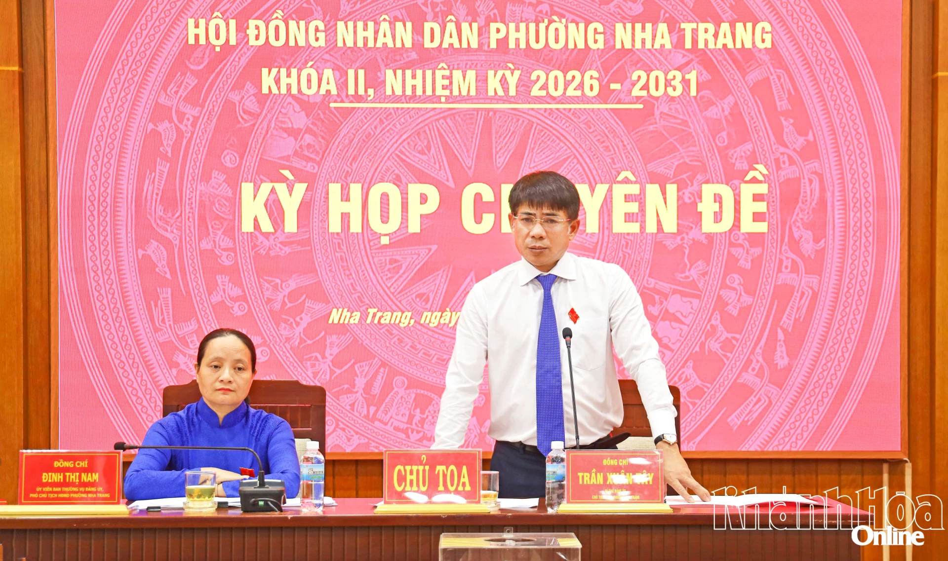 Chủ trì kỳ họp.