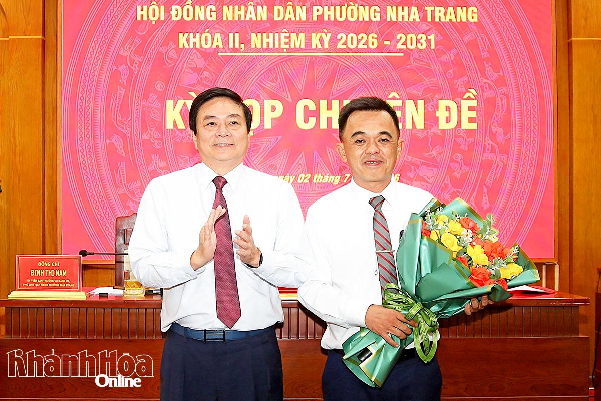 Đồng chí Lữ Thanh Hải tặng hoa chúc mừng ông Nguyễn Thanh Sơn được bầu giữ chức vụ Chủ tịch UBND phường.