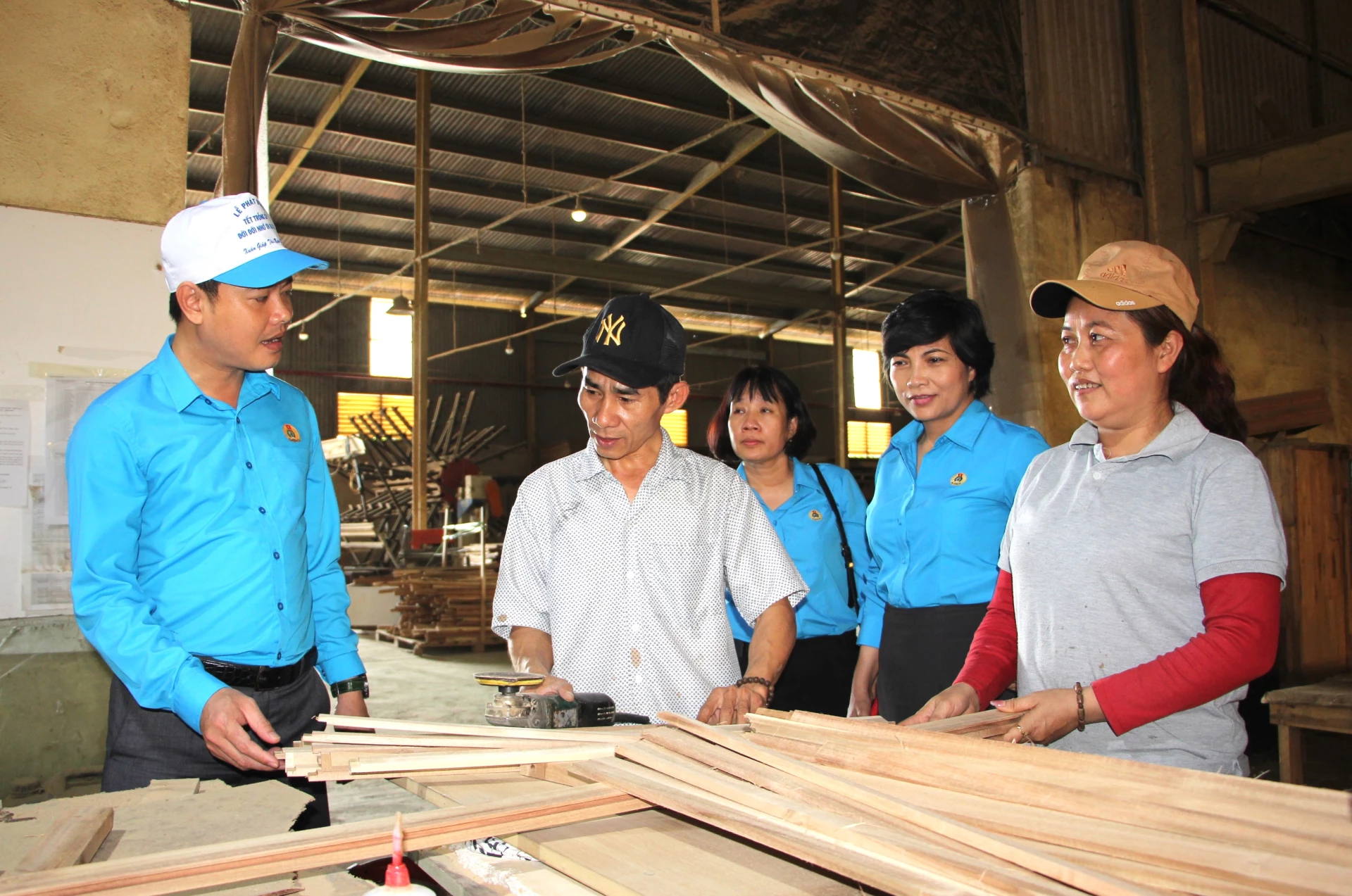Lãnh đạo Liên đoàn Lao động tỉnh thăm hỏi, nắm bắt tình hình việc làm, thu nhập của người lao động tại Khu Công nghiệp Suối Dầu.