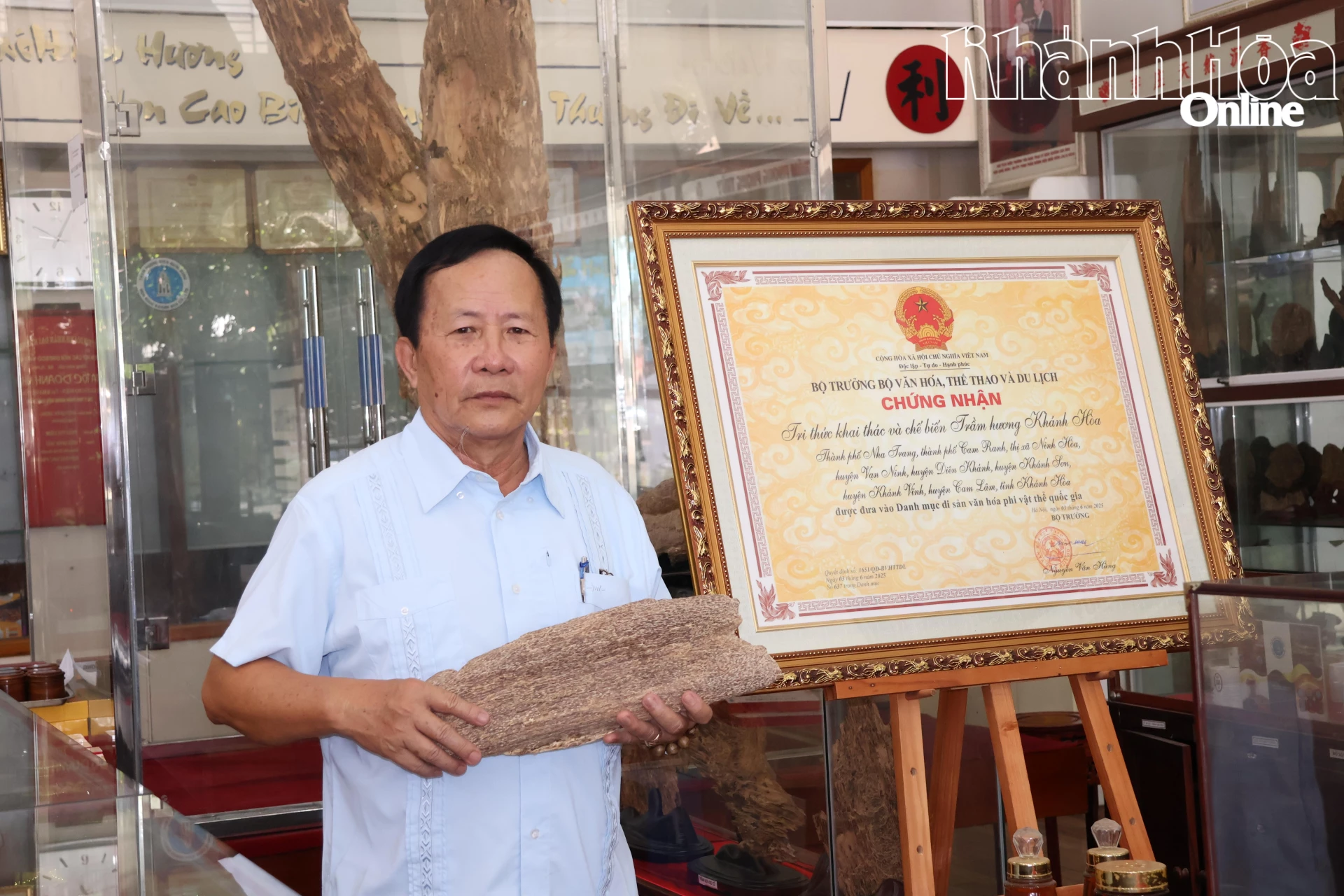 Ông Biện Quốc Dũng bên bảng chứng nhận Tri thức dân gian khai thác và chế biến trầm hương Khánh Hòa.