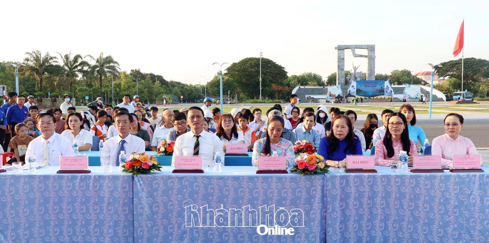 Các đại biểu dự lễ khai mạc.