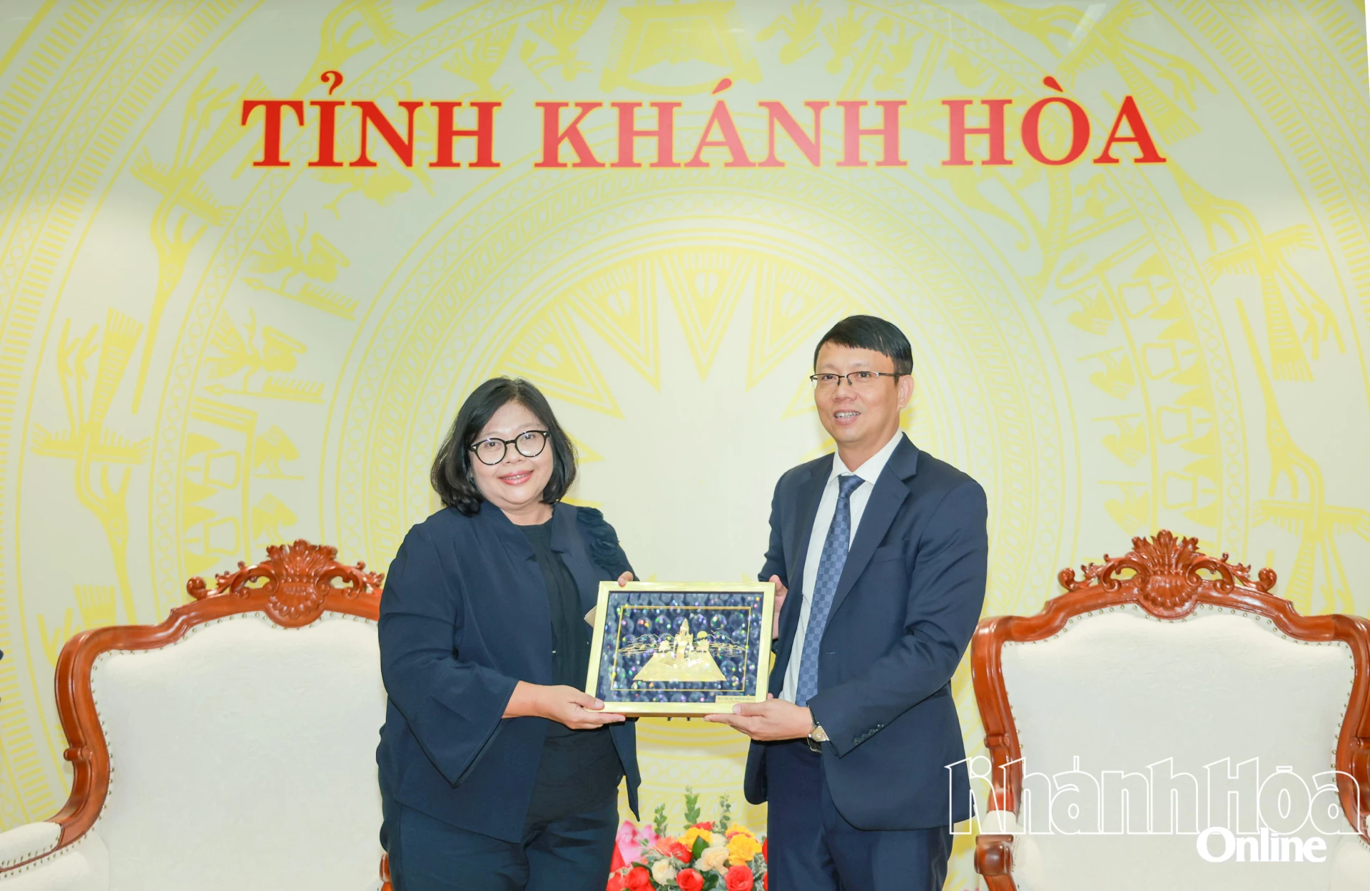 Đồng chí Nguyễn Thanh Hà tặng bà Carolina Tinangon món quà lưu niệm.