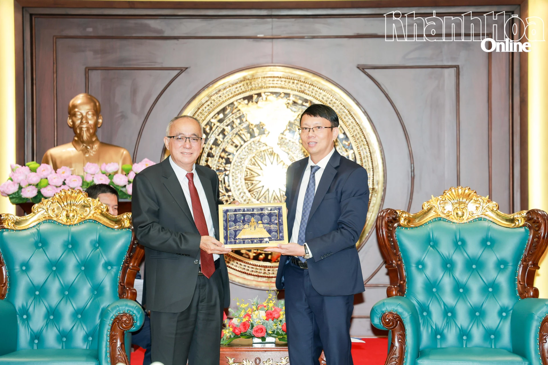 Đồng chí Nguyễn Thanh Hà tặng đồng chí Somboun Heuangvongsa món quà lưu niệm.