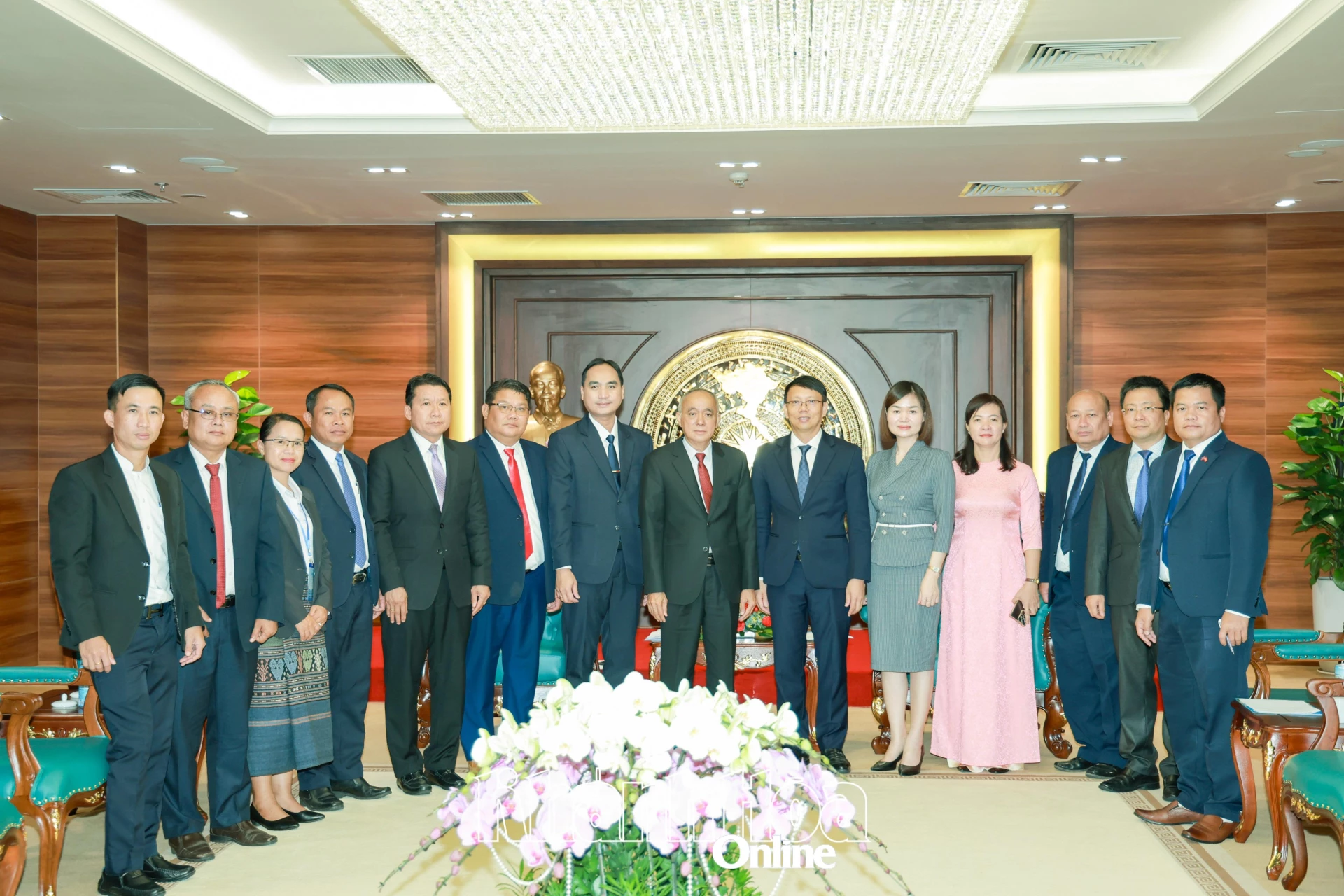 Đồng chí Nguyễn Thanh Hà và đồng chí Somboun Heuangvongsa, cùng các thành viên tham gia buổi tiếp chụp hình lưu niệm.