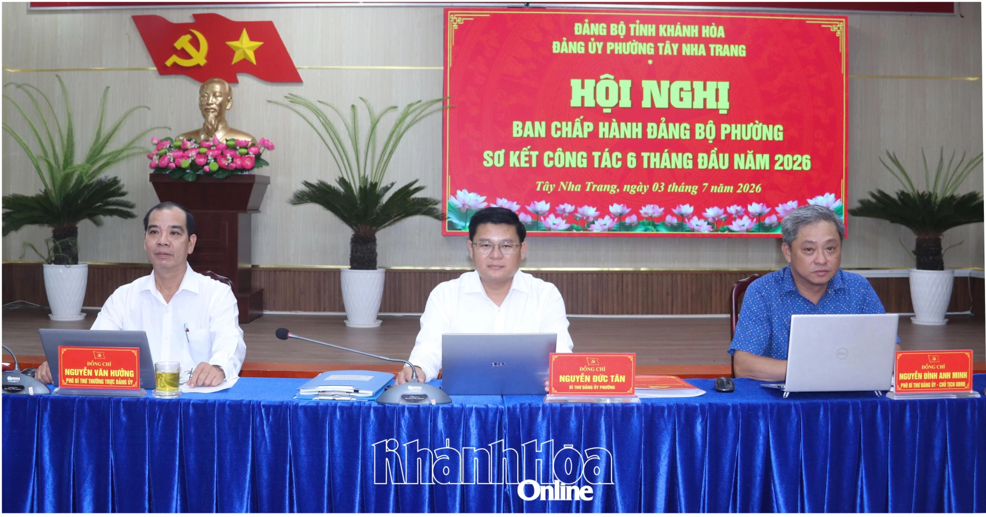 Các đại biểu chủ trì hội nghị.