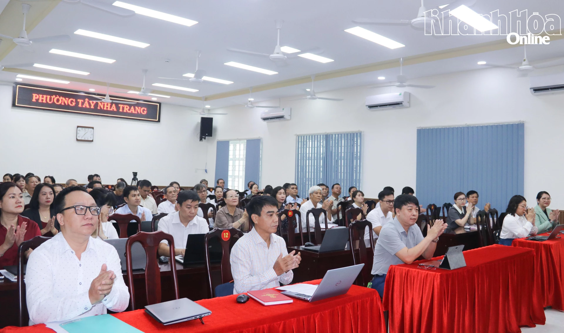 Các đại biểu tham dự hội nghị.