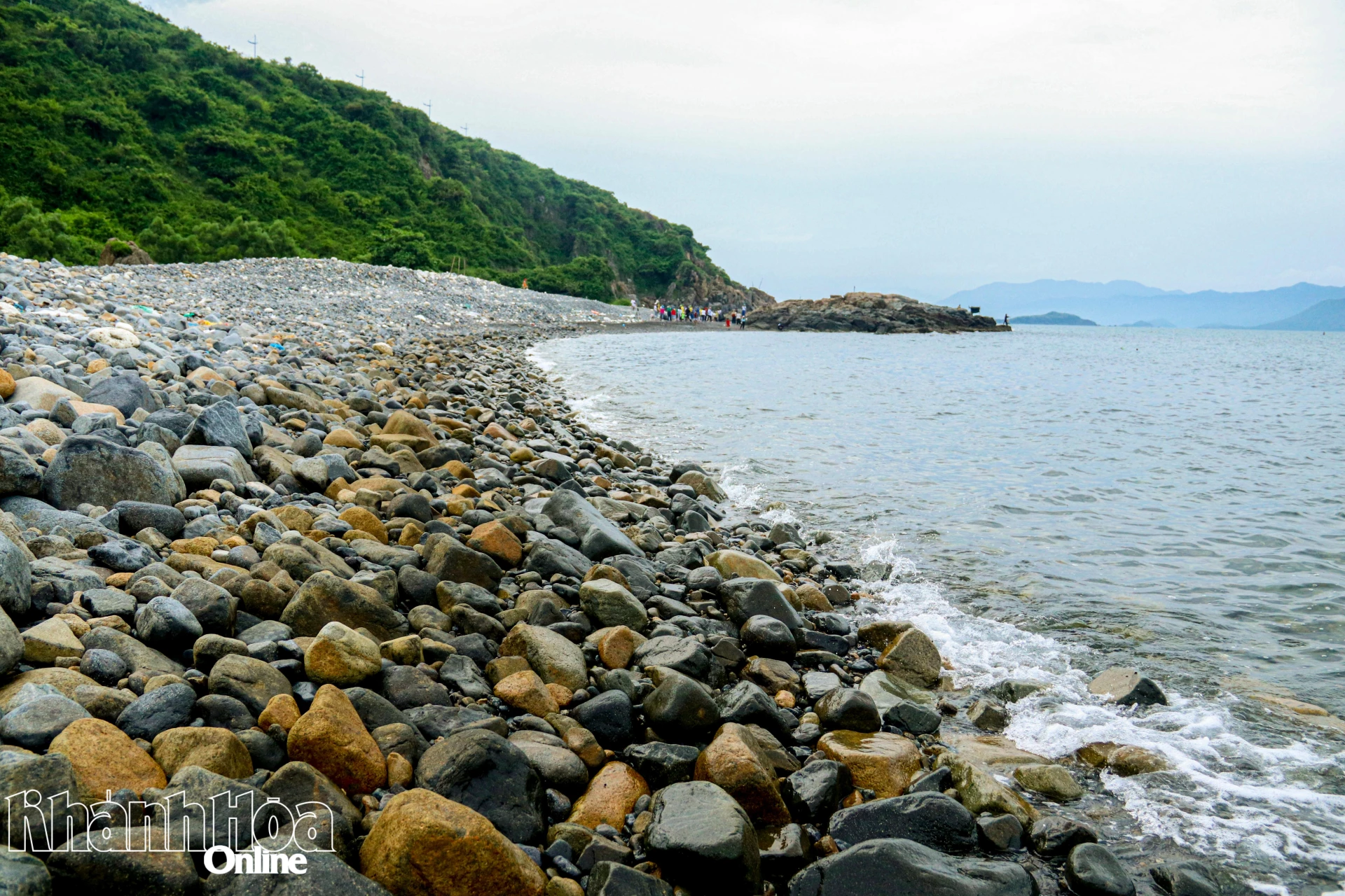 Bai Soi - A peaceful place where waves touch the rocks
