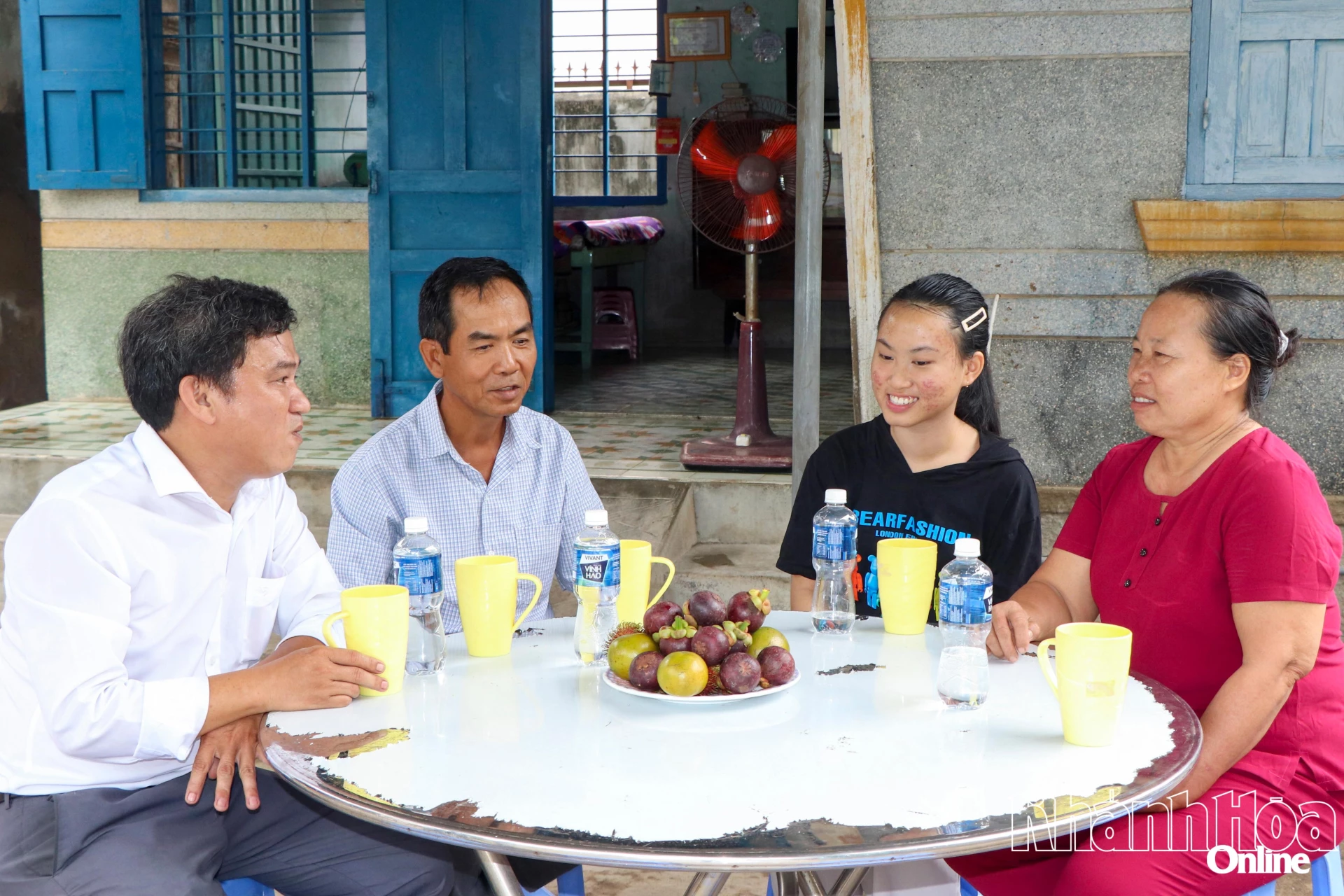 Gia đình em Phan Nguyễn Ngọc Hân đón tiếp thầy giáo chủ nhiệm đến chúc mừng khi em đạt thủ khoa tốt nghiệp THPT của tỉnh.