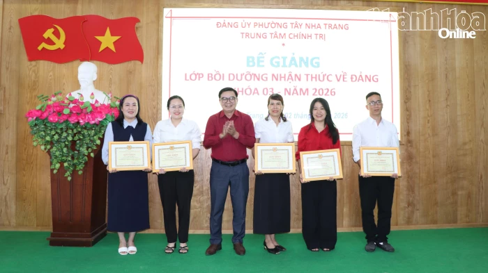 Trung tâm Chính trị Nha Trang bế giảng lớp bồi dưỡng nhận thức về Đảng khóa 3 năm 2026