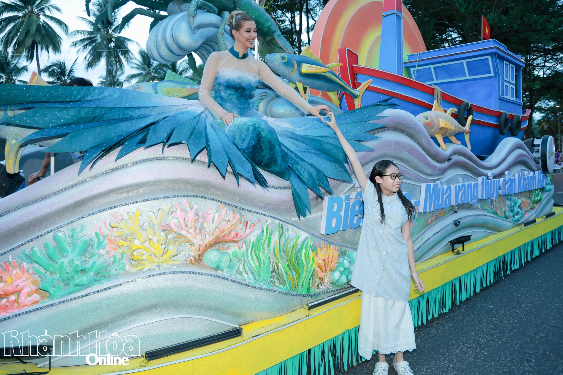 Hoa hậu Hoàn vũ thế giới 2025 (Miss Cosmo 2025)
Yolina Lindquist giao lưu với một khán giả nhí.
Ảnh: GIANG ĐÌNH
