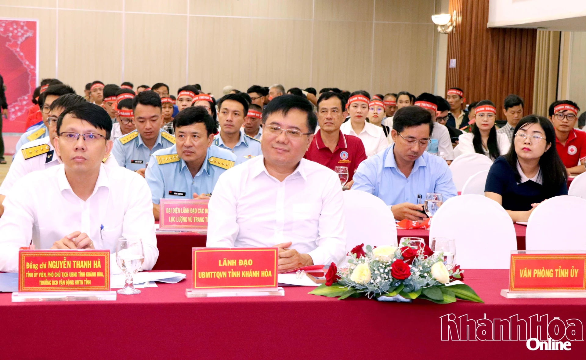 Các đồng chí: Nguyễn Thanh Hà, Nguyễn Trung Dũng và đại biểu tham dự buổi lễ.