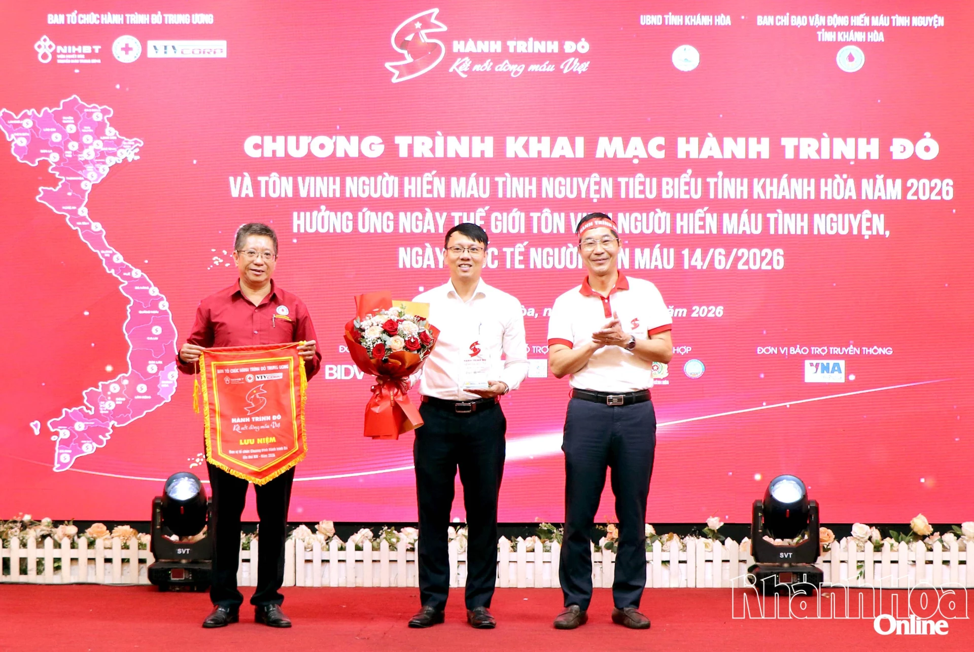 Ban tổ chức Hành trình Đỏ Trung ương tặng hoa và biểu trưng cho Ban Chỉ đạo vận động hiến máu tình nguyện tỉnh Khánh Hòa.