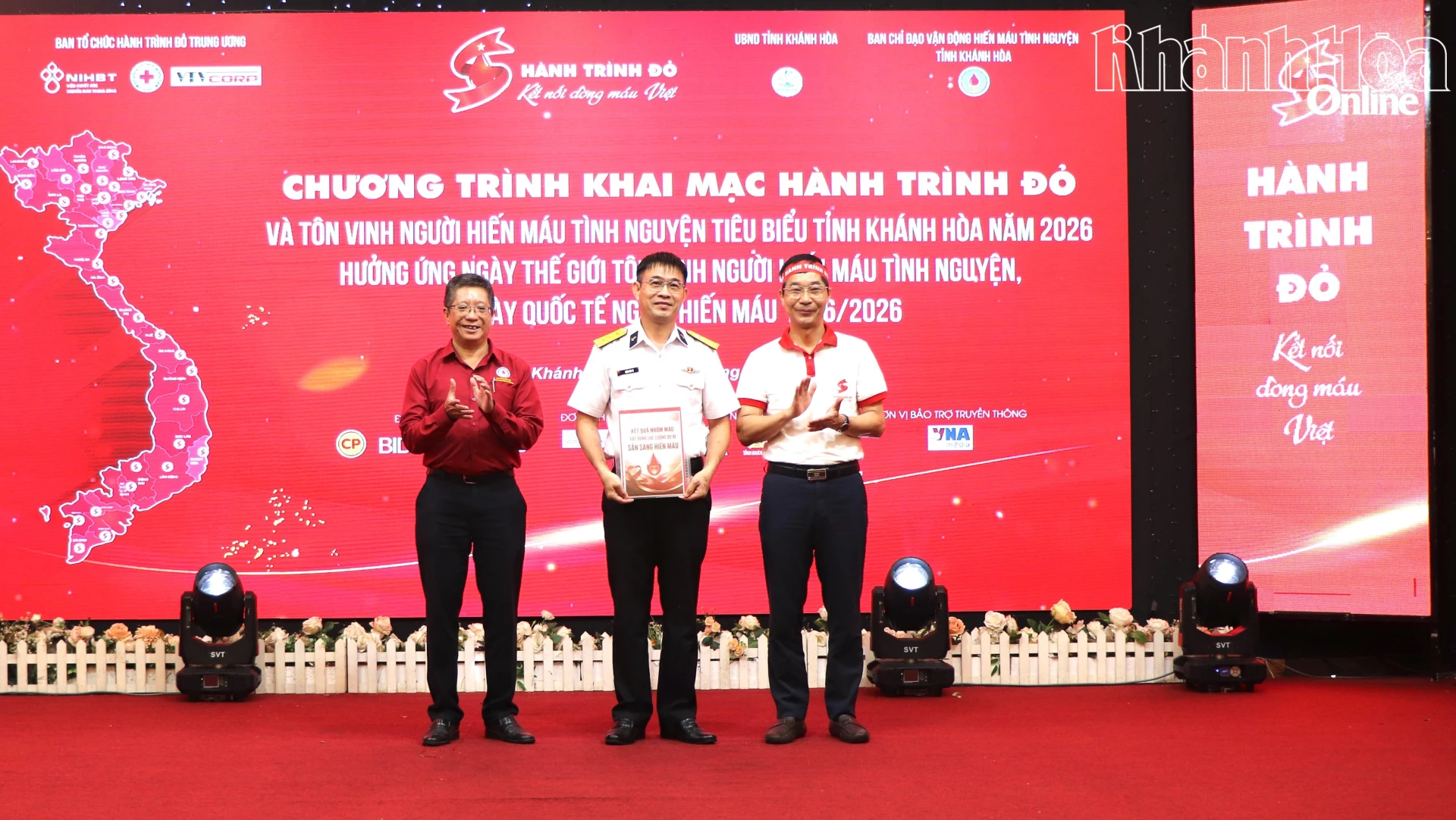 Ban tổ chức Hành trình Đỏ Trung ương trao kết quả thực hiện xét nghiệm nhóm máu cho đại diện Vùng 4 Hải quân.