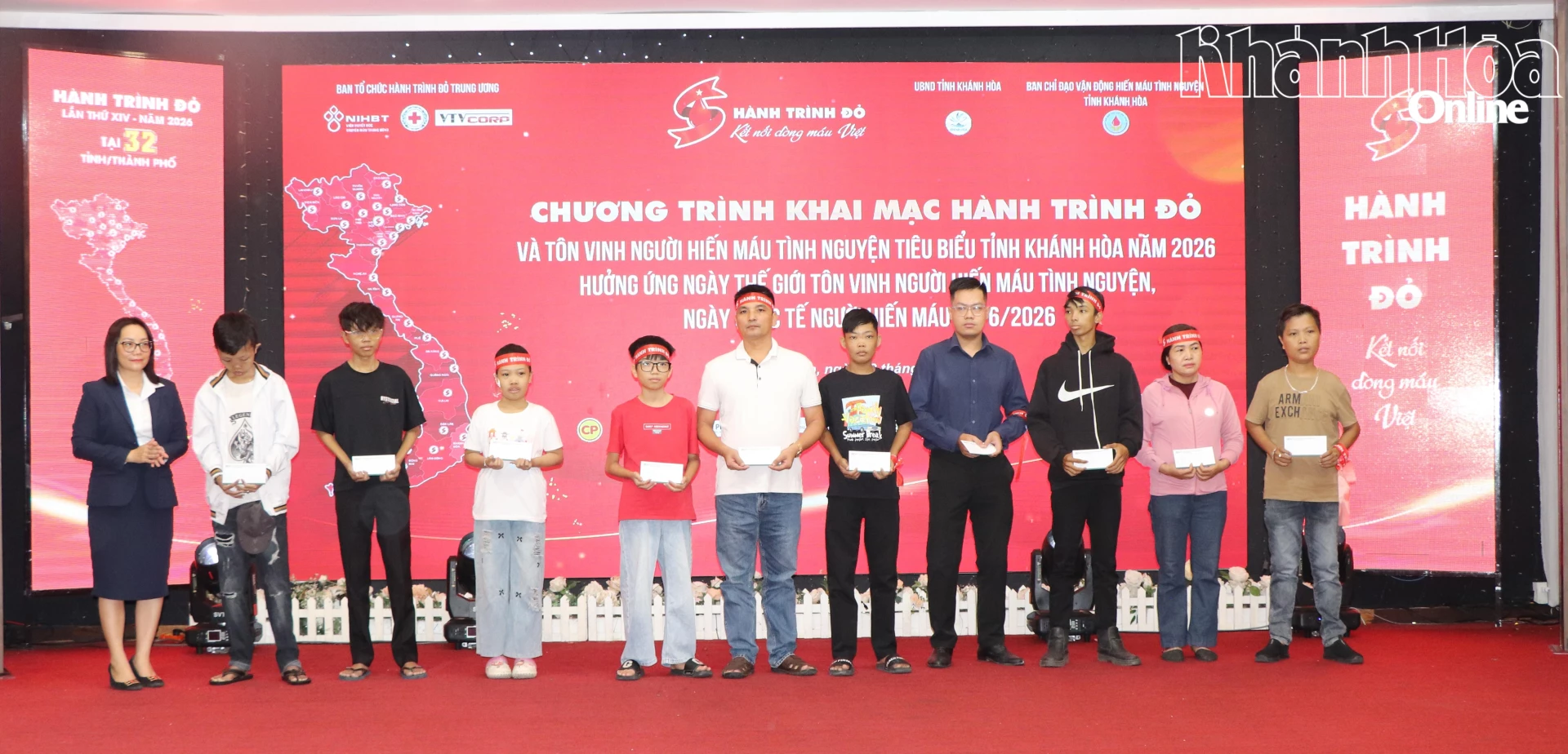 Ngân hàng TMCP Đầu tư và Phát triển Việt Nam (BIDV) chi nhánh Khánh Hòa trao quà cho các bệnh nhân có hoàn cảnh đặc biệt khó khăn. 