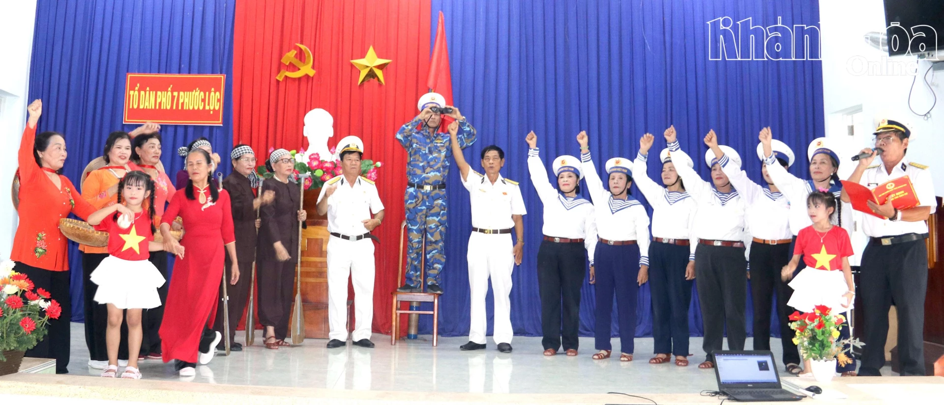 Câu lạc bộ UNESCO Thơ ca phường Nam Nha Trang biểu diễn tiết mục thơ do thành viên sáng tác.