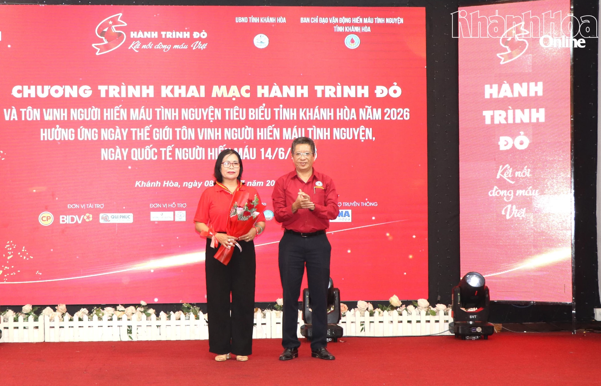 Ban tổ chức trao khánh bạc và phù hiệu 70 lần hiến máu của Ban Chỉ đạo Quốc gia tặng cho bà Trần Thị Mai (phường Bắc Cam Ranh).