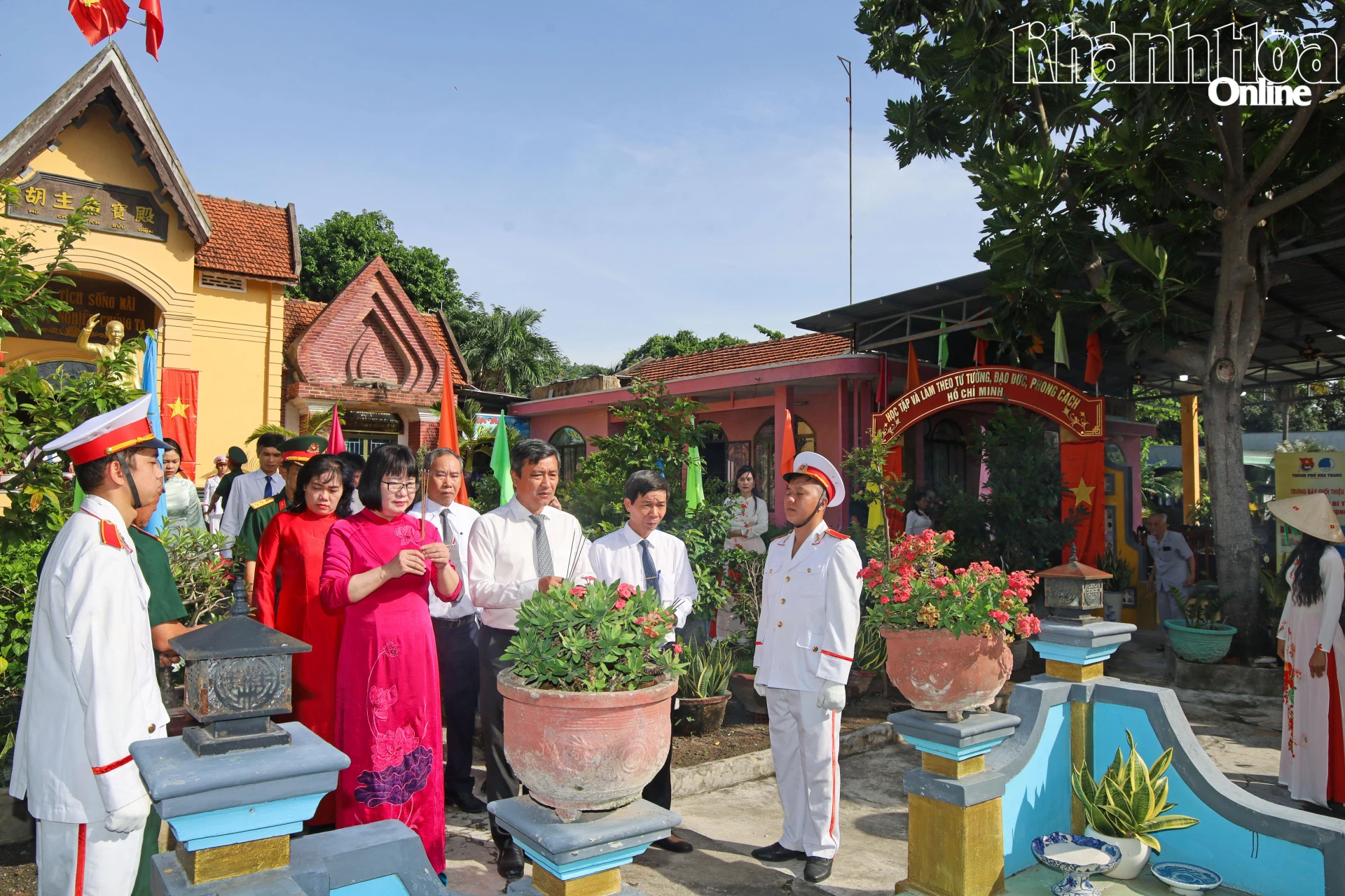 Cán bộ lãnh đạo, công chức, viên chức, người lao động phường dâng hương tri ân các anh hùng, liệt sĩ tại Khu tưởng niệm Chủ tịch Hồ Chí Minh.