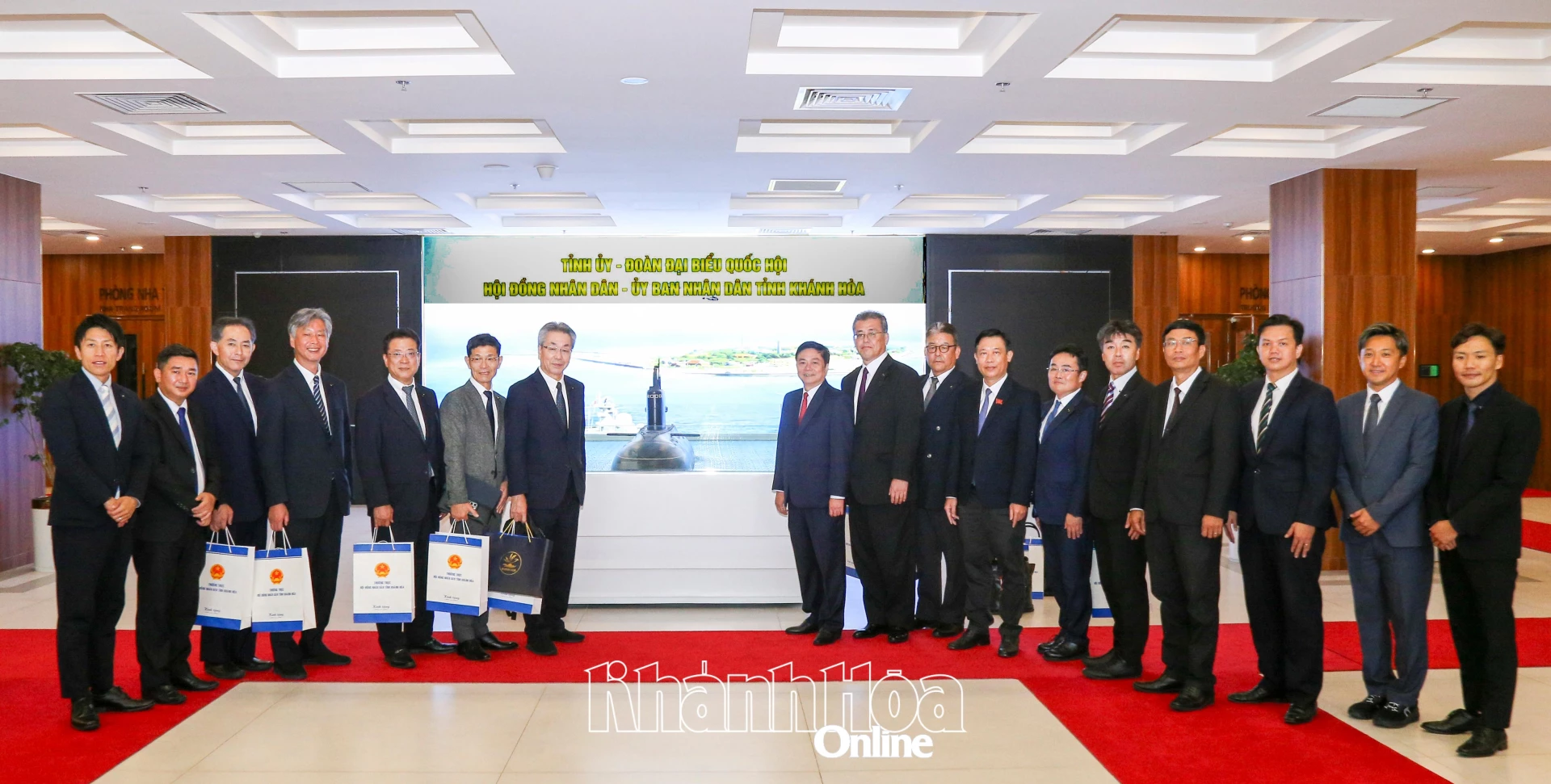 Các thành viên đoàn công tác chụp hình lưu niệm cùng Thường trực HĐND tỉnh Khánh Hòa.