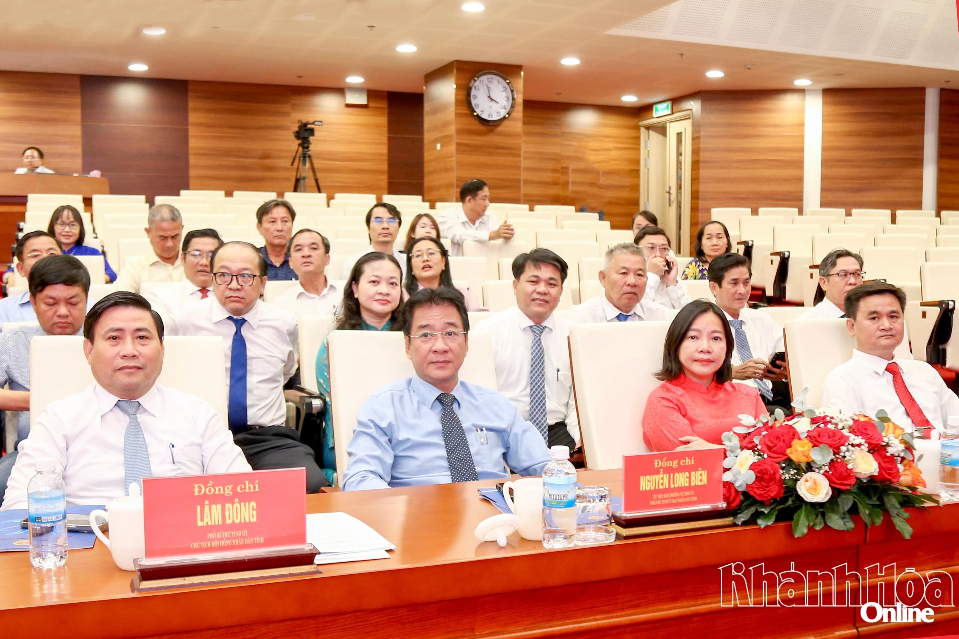 Các đồng chí: Lâm Đông, Nguyễn Long Biên và lãnh đạo các sở, ngành tham dự hội nghị.