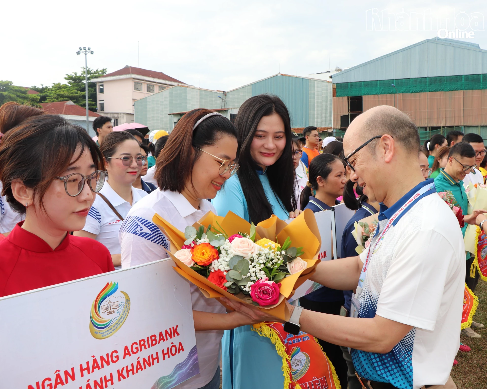Lãnh đạo Ngân hàng Nhà nước chi nhánh Khu vực 10 tặng hoa và cờ lưu niệm cho các đoàn tham gia hội thao.