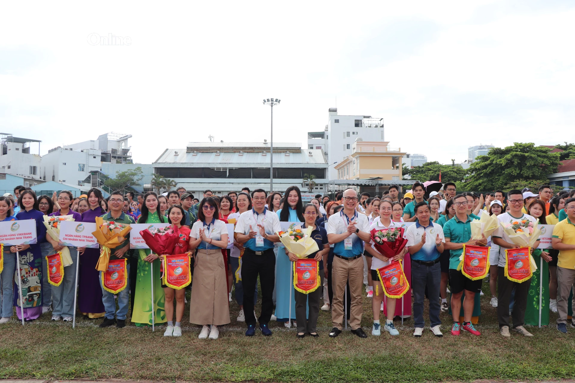 Lãnh đạo Ngân hàng Nhà nước chi nhánh Khu vực 10 chụp ảnh lưu niệm với các đoàn tham gia hội thao.