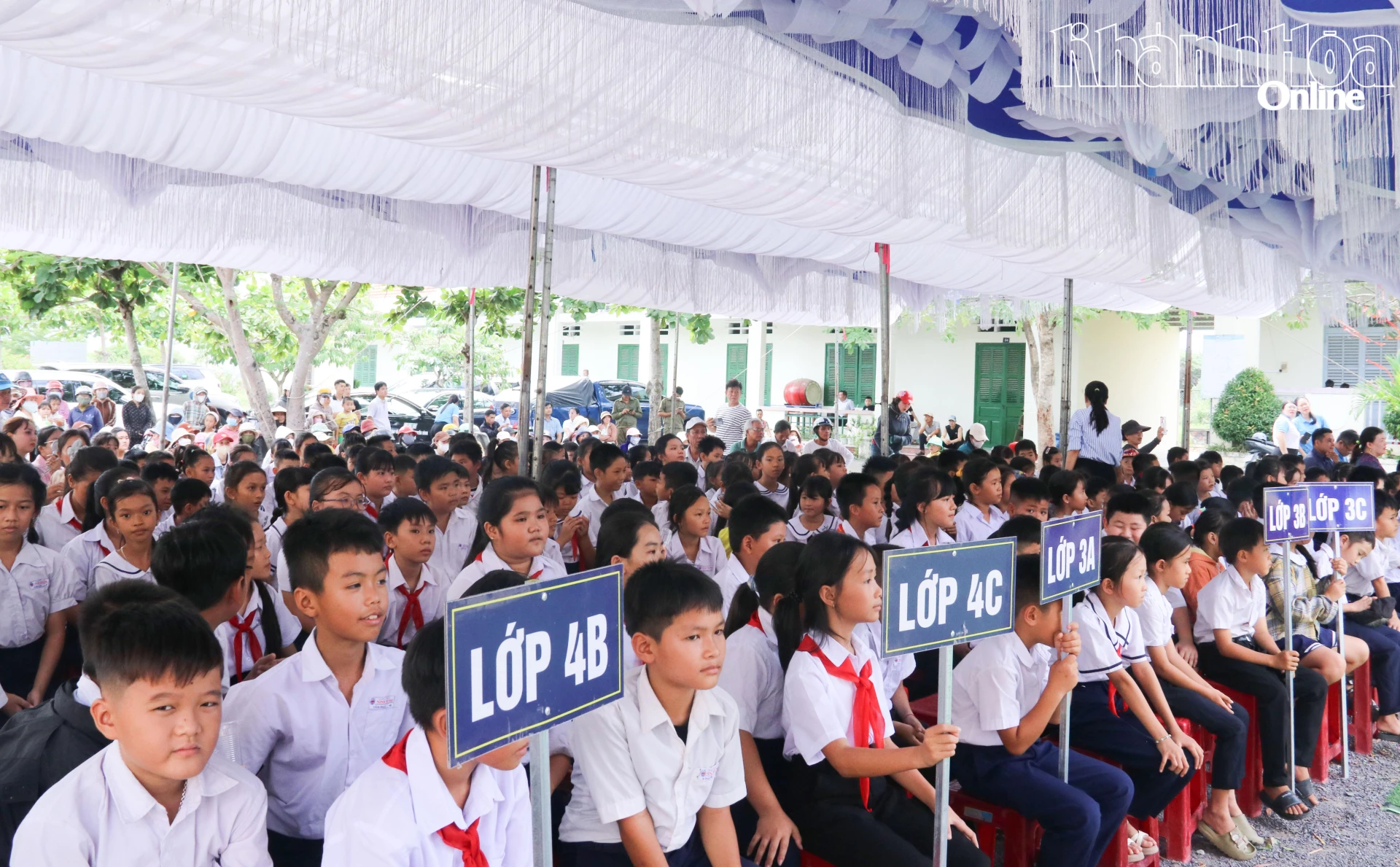 Các em học sinh Trường Tiểu học Ninh Trung, xã Hòa Trí. 