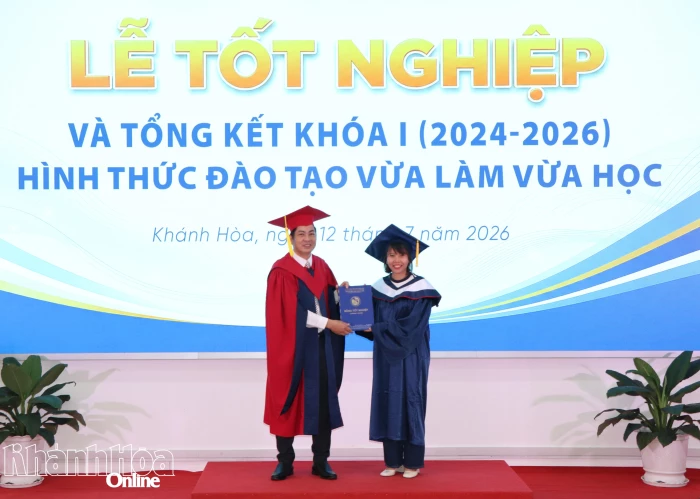Trường Đại học Khánh Hòa trao bằng tốt nghiệp cho 98 sinh viên hệ vừa làm vừa học