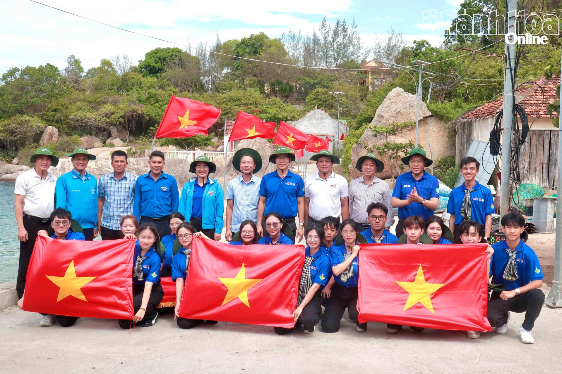 Công trình thanh niên Tuyến đường cờ Tổ quốc do Đoàn Trường Đại học Tôn Đức Thắng thực hiện ở thôn Khải Lương