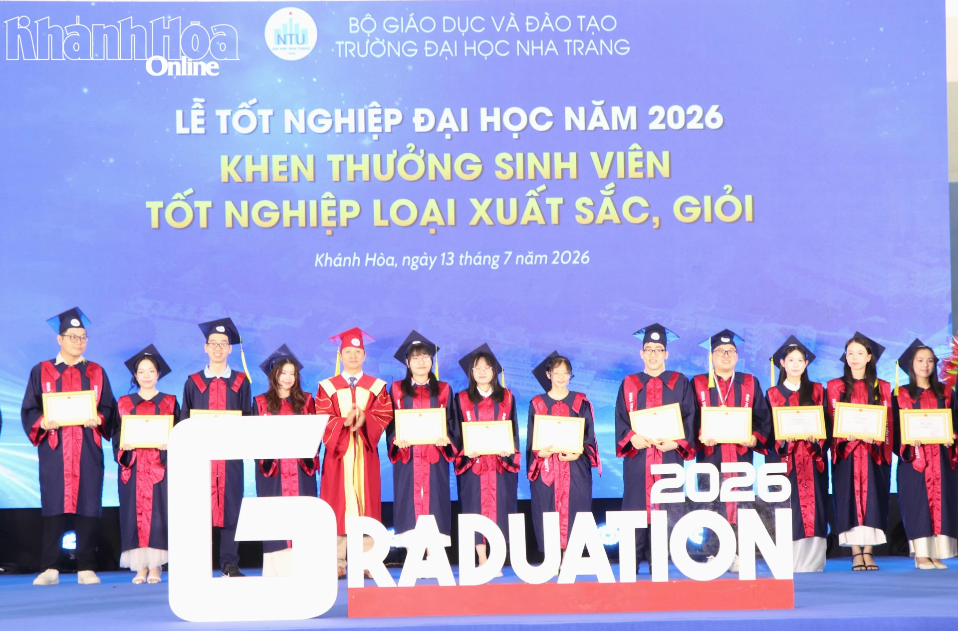 Lãnh đạo Trường Đại học Nha Trang trao giấy khen cho các sinh viên tốt nghiệp loại xuất sắc và giỏi.