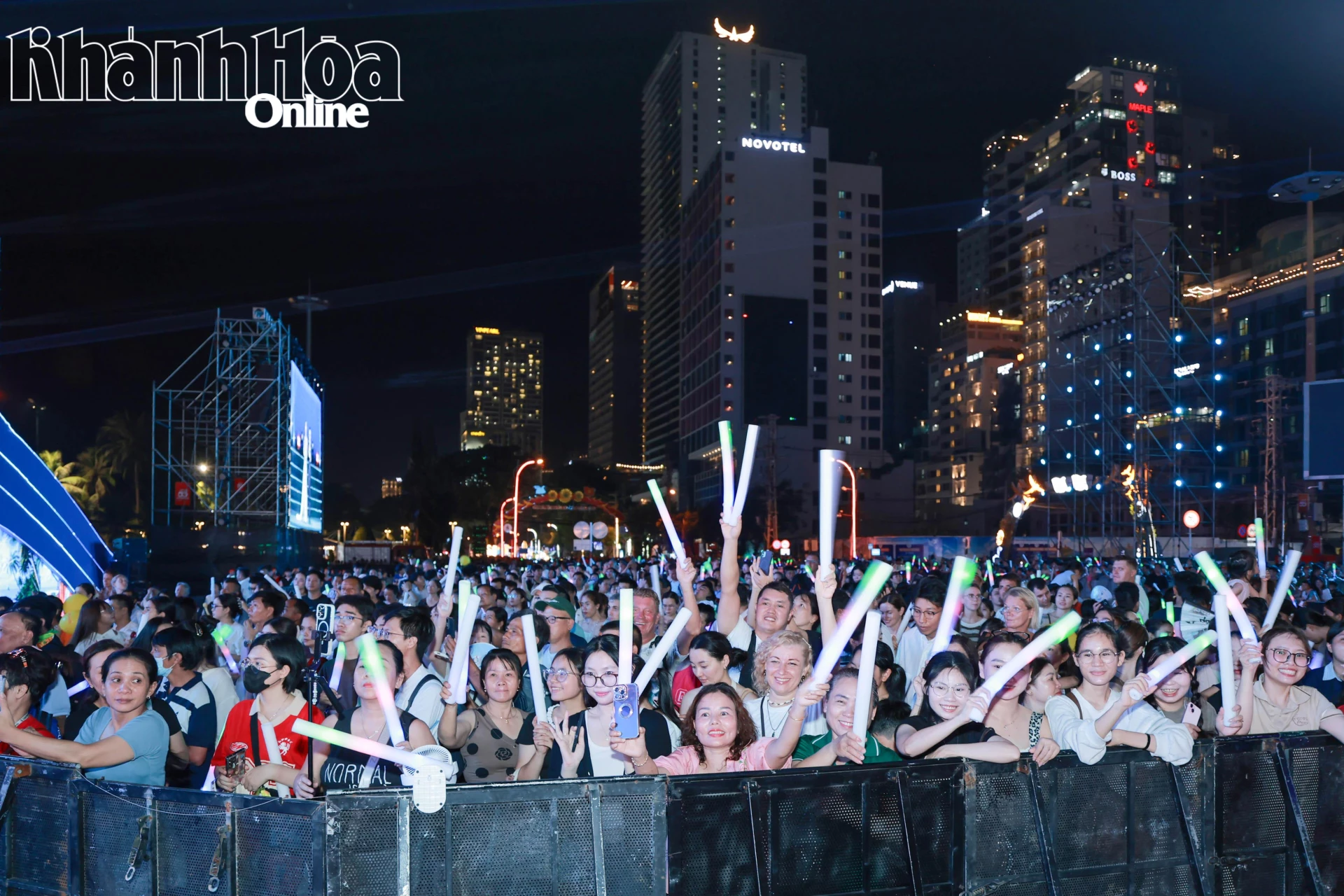 Khán giả cổ vũ nhiệt tình cho màn trình diễn Carnival.