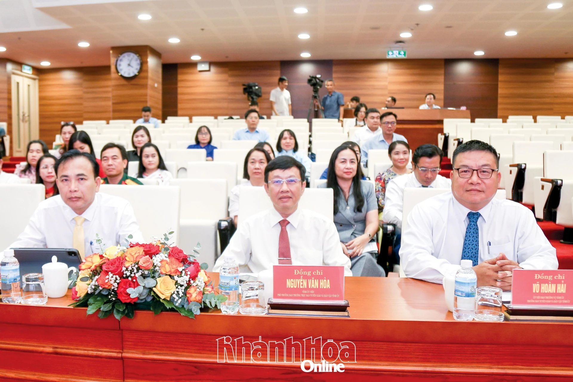 Đồng chí Võ Hoàn Hải cùng lãnh đạo Ban Tuyên giáo và Dân vận Tỉnh ủy, lãnh đạo các sở, ngành của tỉnh tham dự hội nghị. 