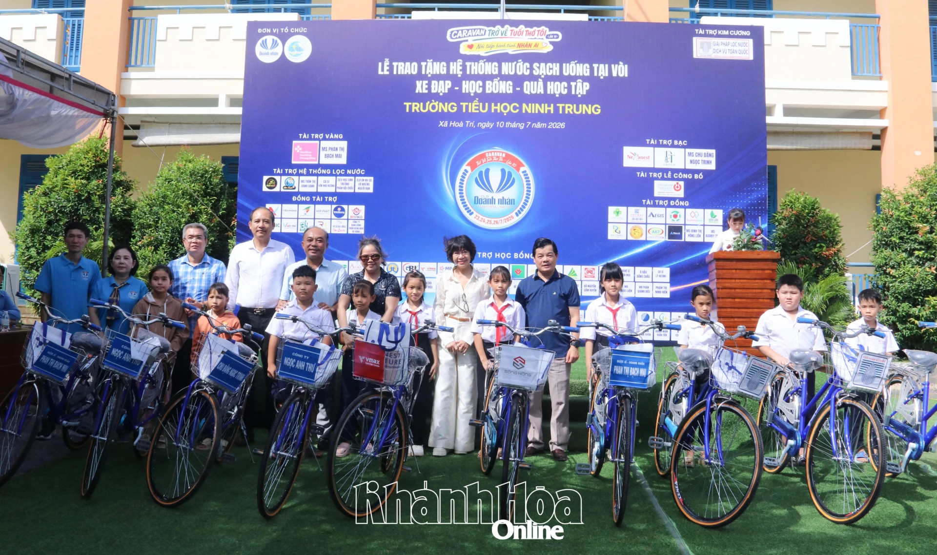 Lãnh đạo xã Hòa Trí và các nhà tài trợ trao xe đạp cho học sinh.