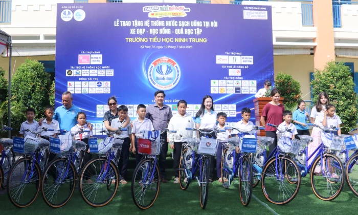 Tặng hệ thống lọc nước cho trường học và 300 suất quà cho học sinh xã Hòa Trí