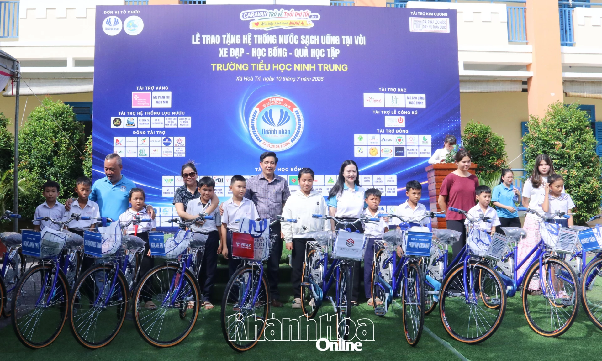 Lãnh đạo Hội Liên hiệp Phụ nữ tỉnh cùng địa phương, các nhà tài trợ tặng xe đạp cho các em học sinh.