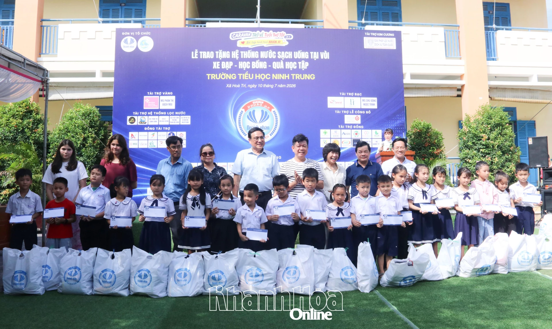 Lãnh đạo Hội Bảo trợ người khuyết tật, bệnh nhân nghèo và quyền trẻ em tỉnh cùng Câu lạc bộ Doanh nhân Khánh Hòa - Sài Gòn và mạnh thường quân tặng học bổng cho học sinh vượt khó học tốt.