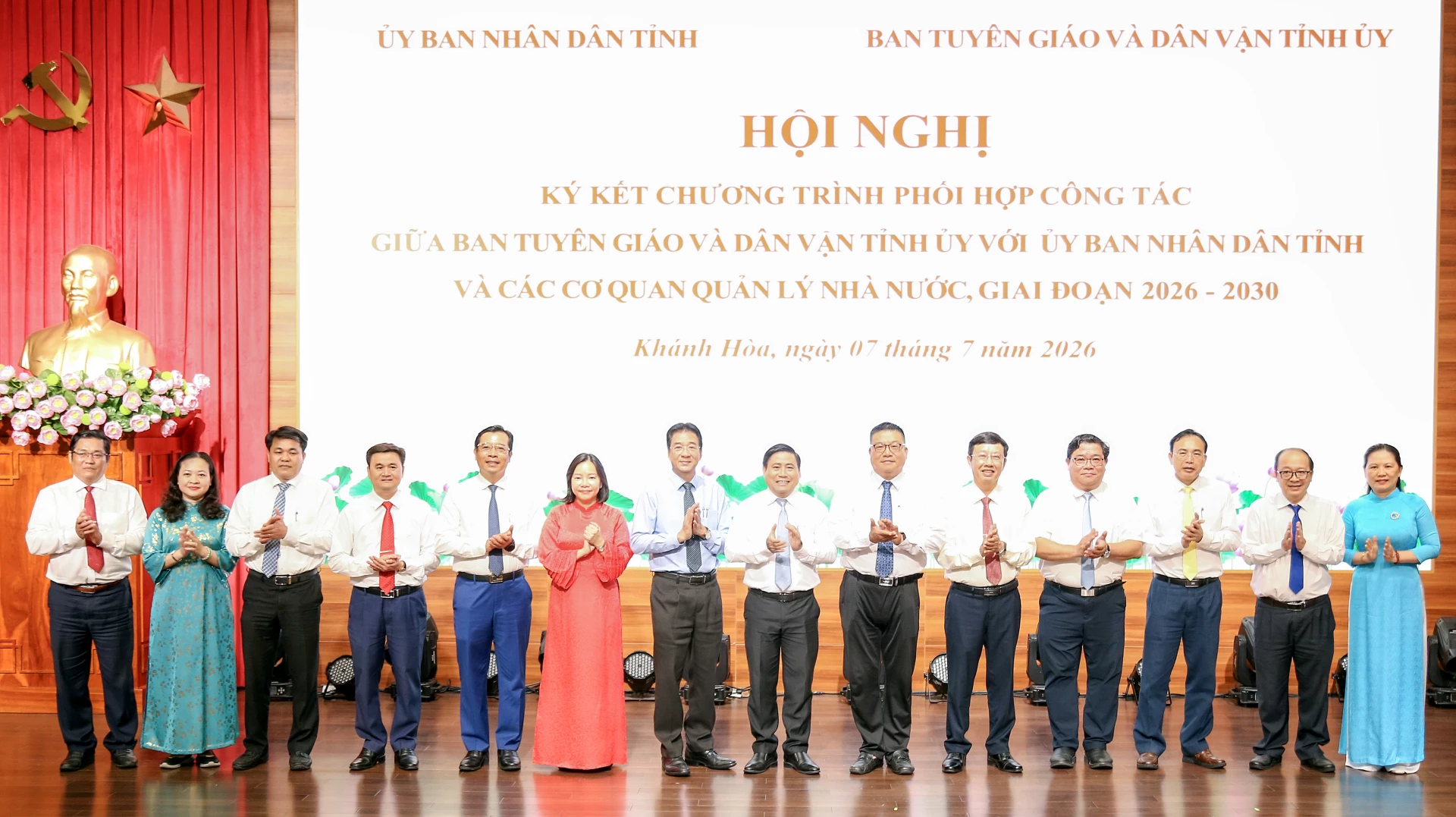 Các đồng chí lãnh đạo tỉnh và lãnh đạo các sở, ngành của tỉnh tham dự hội nghị.