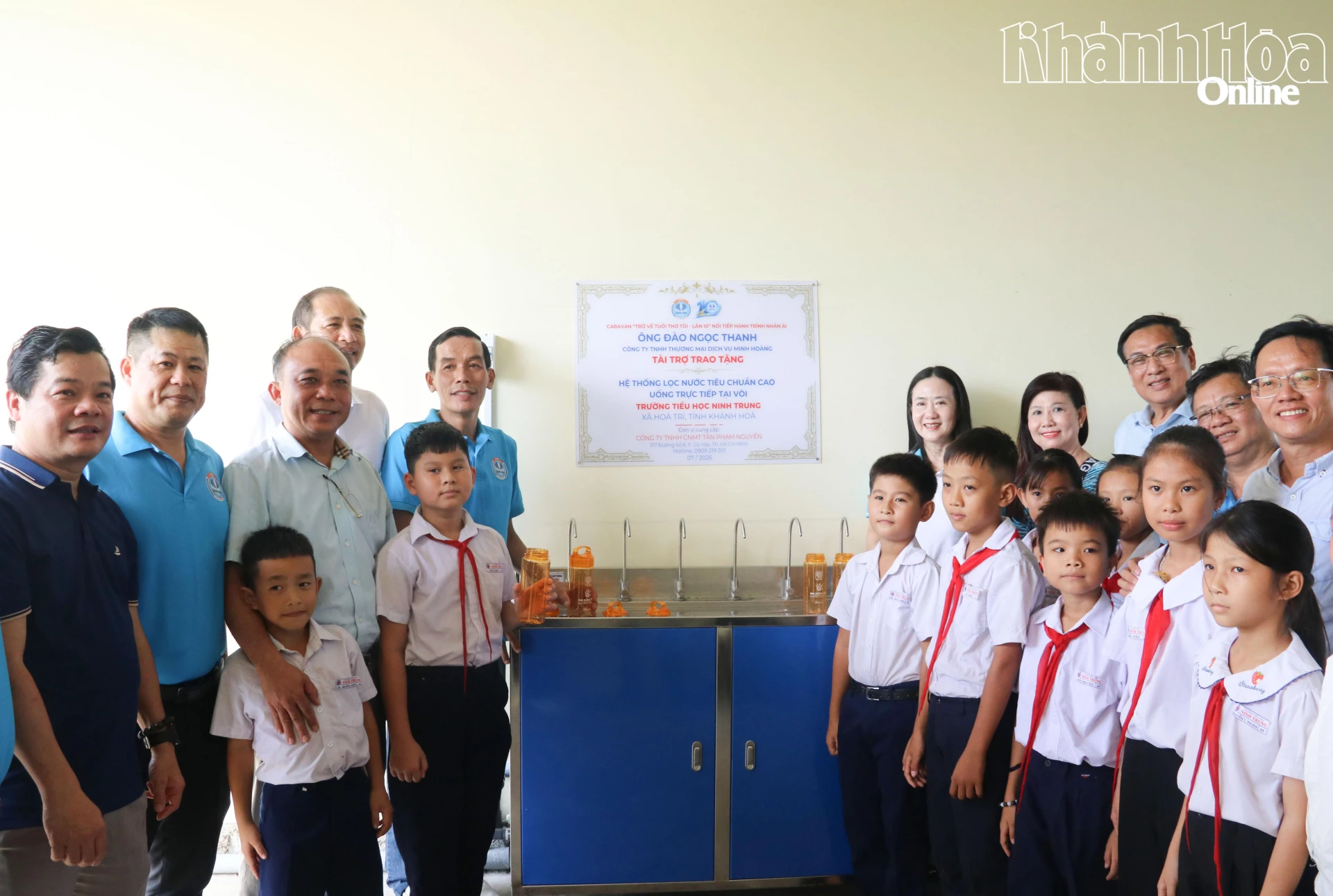 Ban tổ chức trao tặng hệ thống lọc nước sạch uống tại vòi cho Trường Tiểu học Ninh Trung.