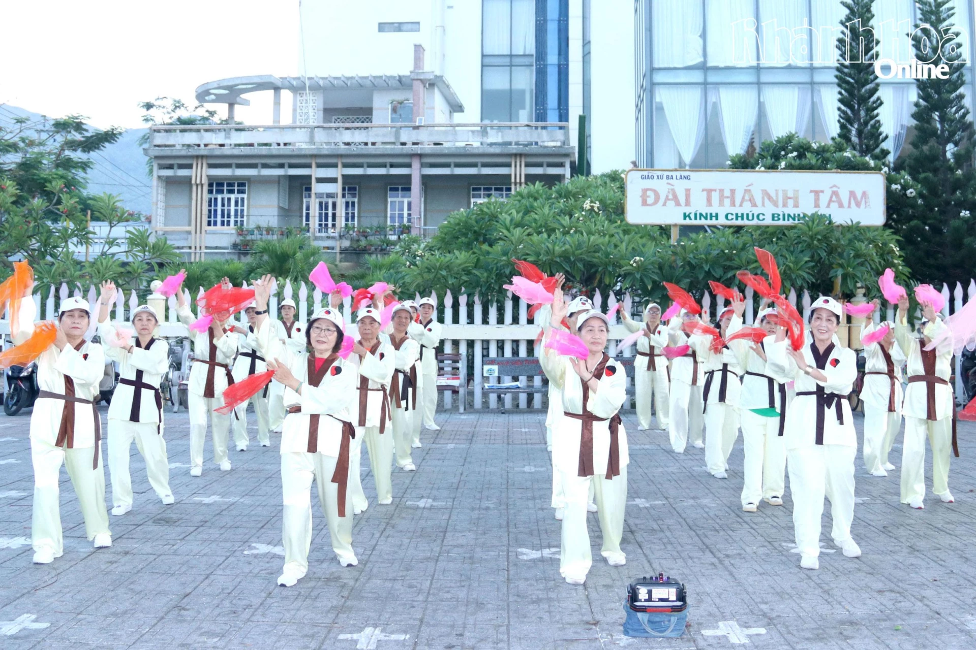 Thành viên Câu lạc bộ Thể dục dưỡng sinh người cao tuổi của phường tập luyện hằng ngày.