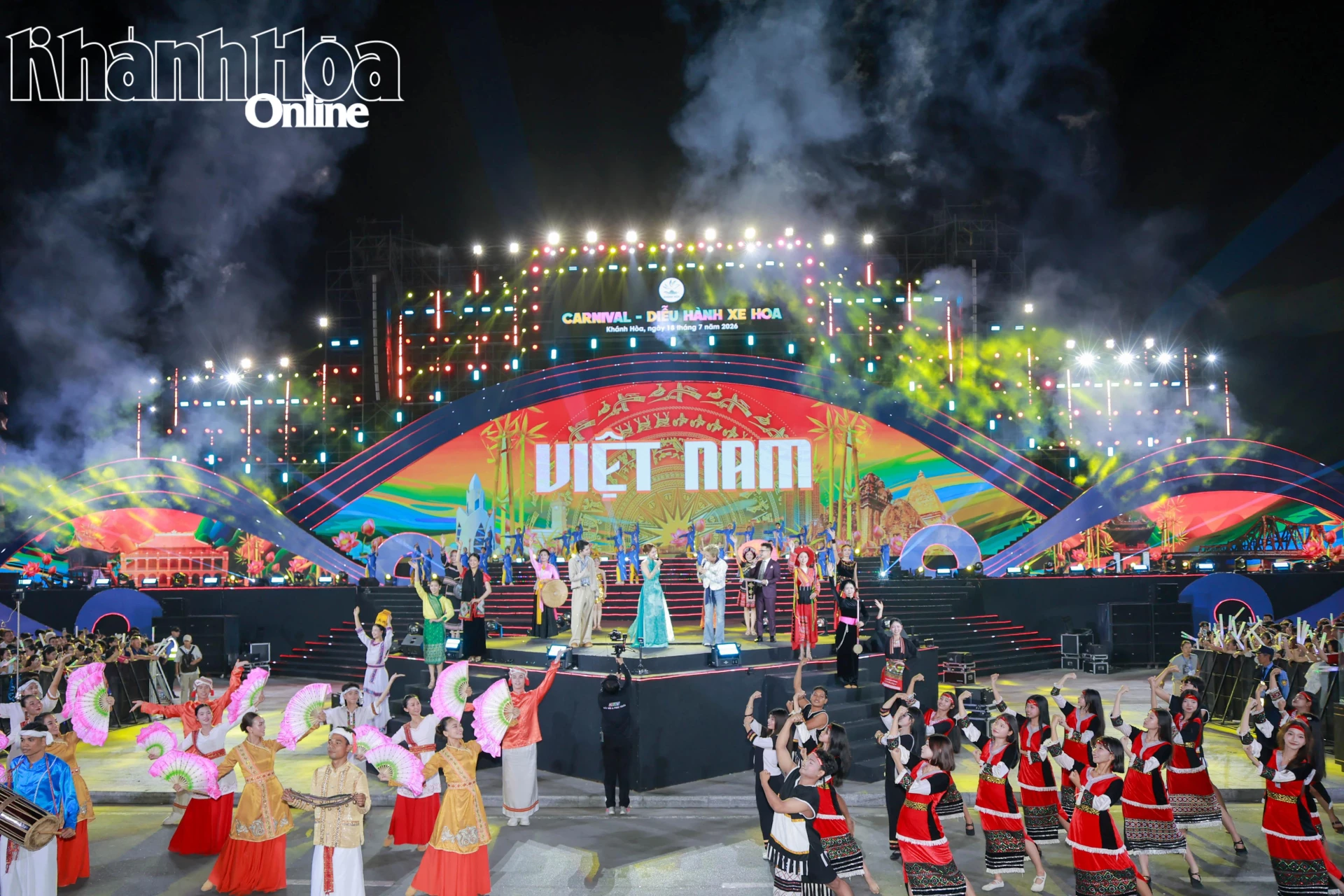 Không gian sân khấu lung linh sắc màu trong đêm Carnival.