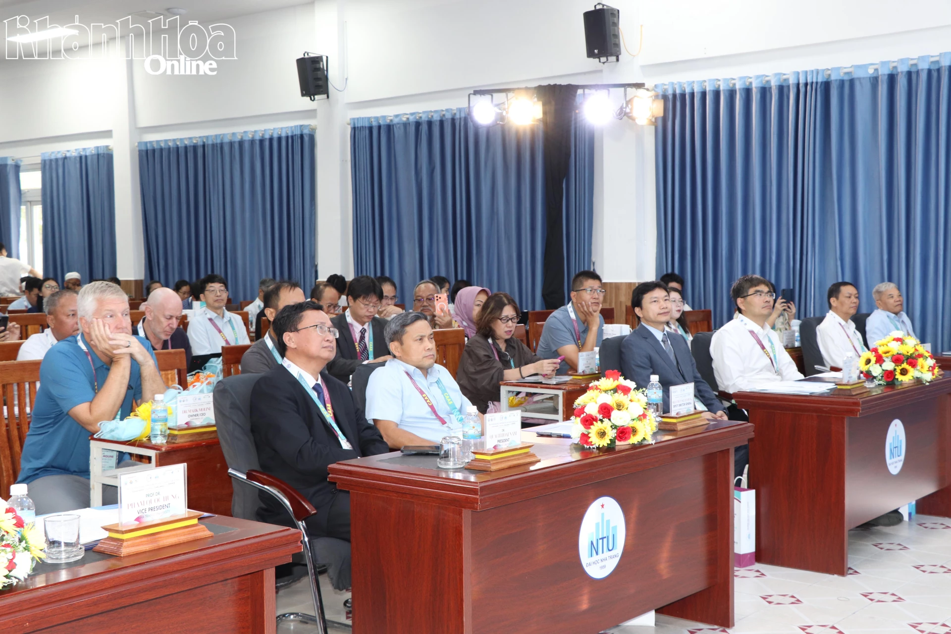 Các đại biểu theo dõi báo cáo khoa học.