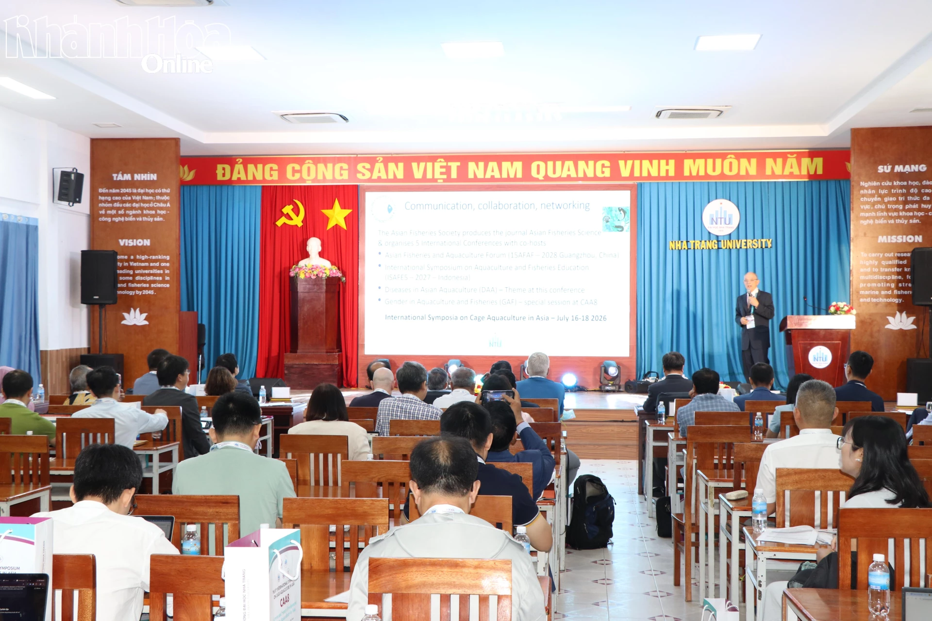 Một nhà nghiên cứu trình bày báo cáo tại hội thảo.