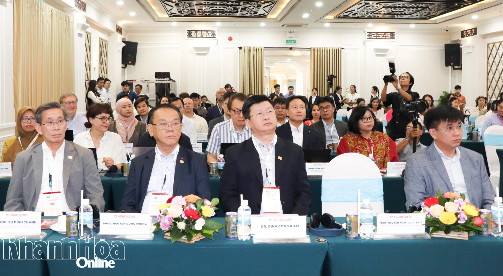 Lãnh đạo Đại học Kinh tế Thành phố Hồ Chí Minh tham dự hội thảo.